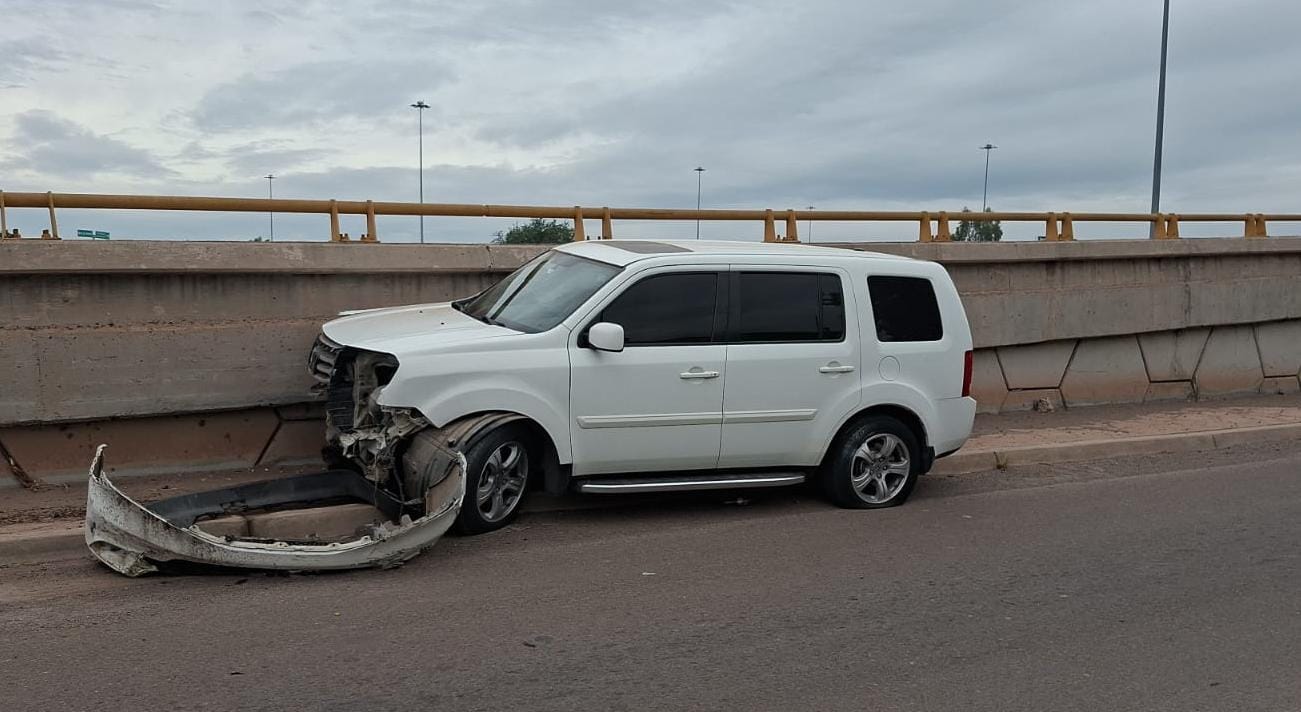 Camioneta de color blanco accidentada