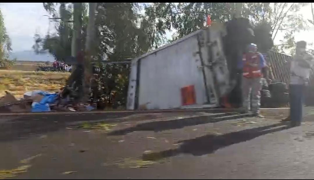 Trailer salido en la carretera Culiacán-Mazatlán