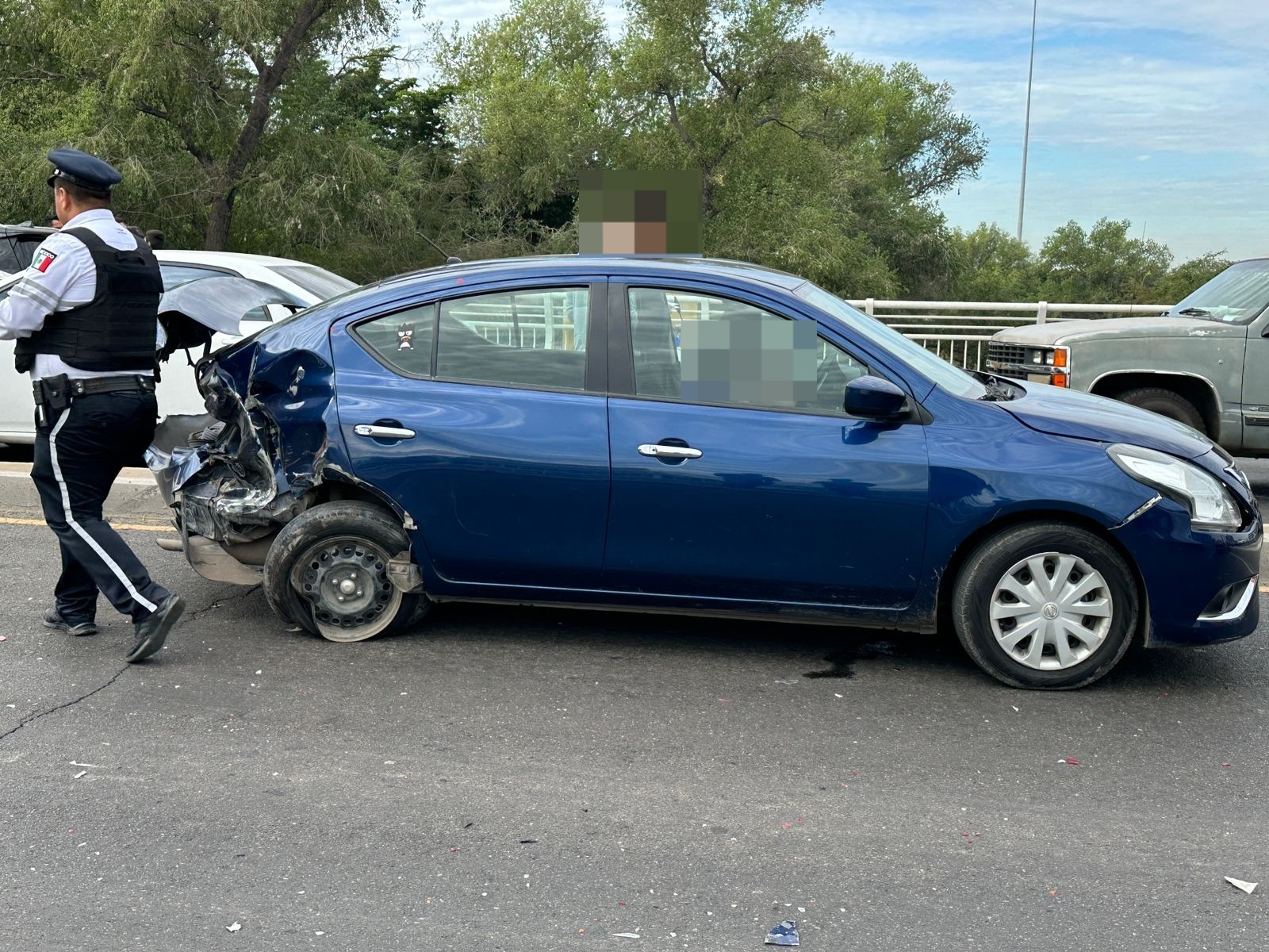 Auto azul con choque en la parte trasera