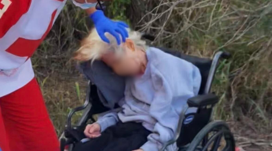 Abandonan a adulta mayor en silla de ruedas