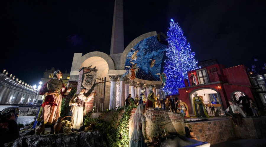 El Vaticano enciende el árbol de Navidad en la Plaza de San Pedro.