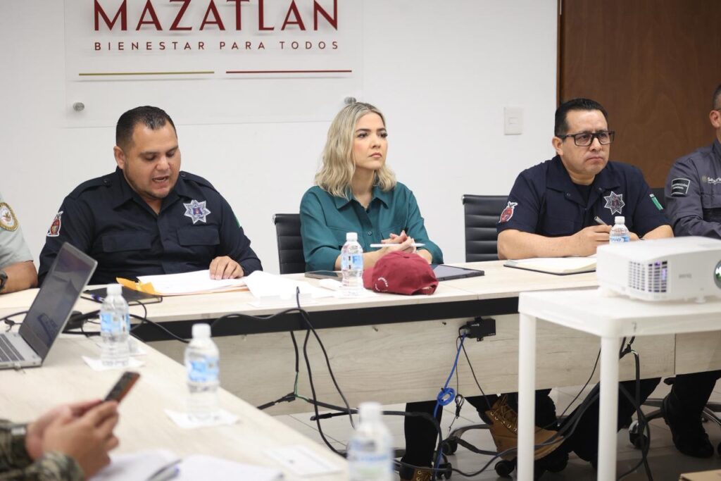 Dos personas de la policía junto a Estrella Palacios
