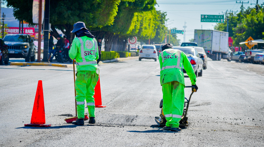 El Ayuntamiento de Salvador Alvarado intensificó los trabajos de rehabilitación y bacheo en diversas vialidades del municipio.