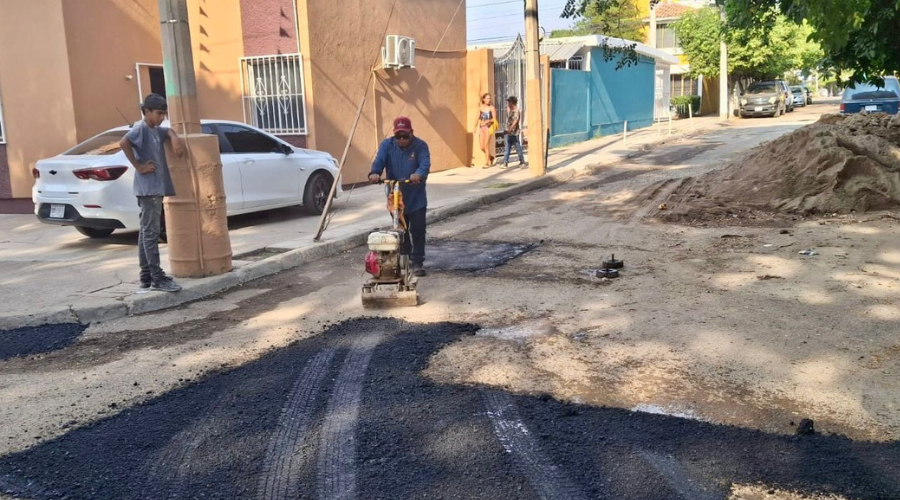 Trabajo de bacheo en calles de Mazatlán