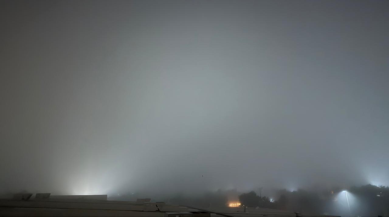 Foto del cielo y casas ocultas por la densa neblina