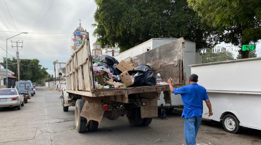 Personal de Parques y Jardines realizaron labores de limpieza tras el festejo de la Virgen del Rosario en Guasave