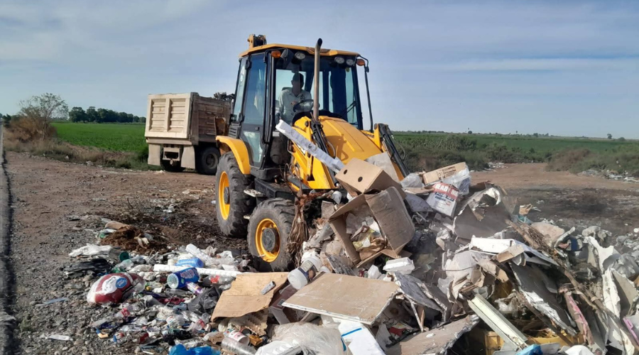Retiran basurero clandestino en la carretera a Las Cañadas, Guasave.