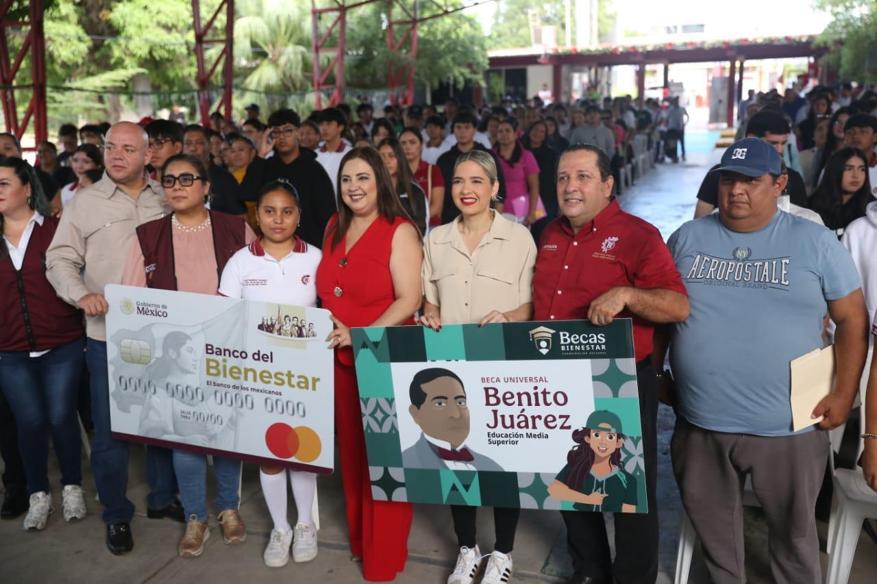 Estrella Palacios entrega beca Benito Juárez