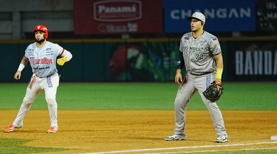 Juan Uriarte en primera base.