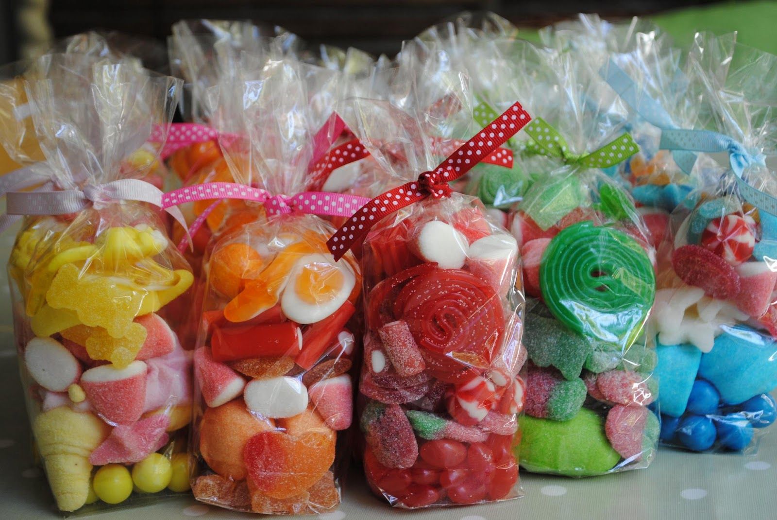 Cuatro bolsas con dulces y azúcar