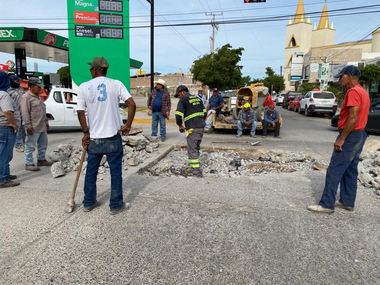 Personal de Obras Públicas haciendo un agujero en la calle