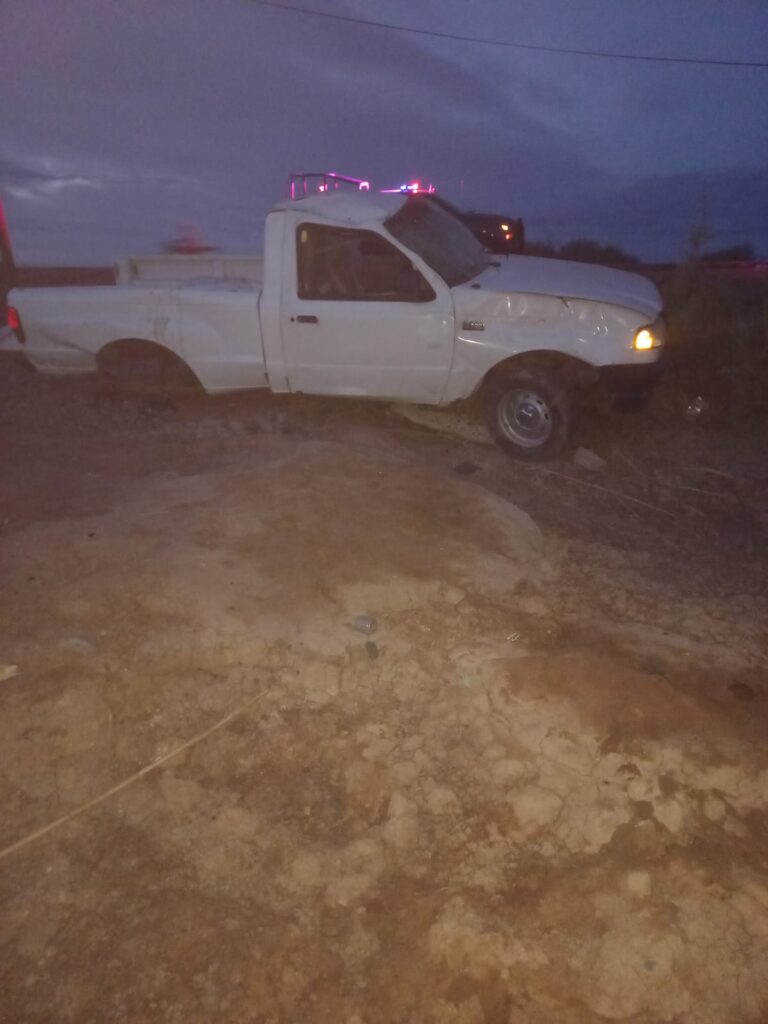 camioneta abandonada fuera de la carretera en Guasve