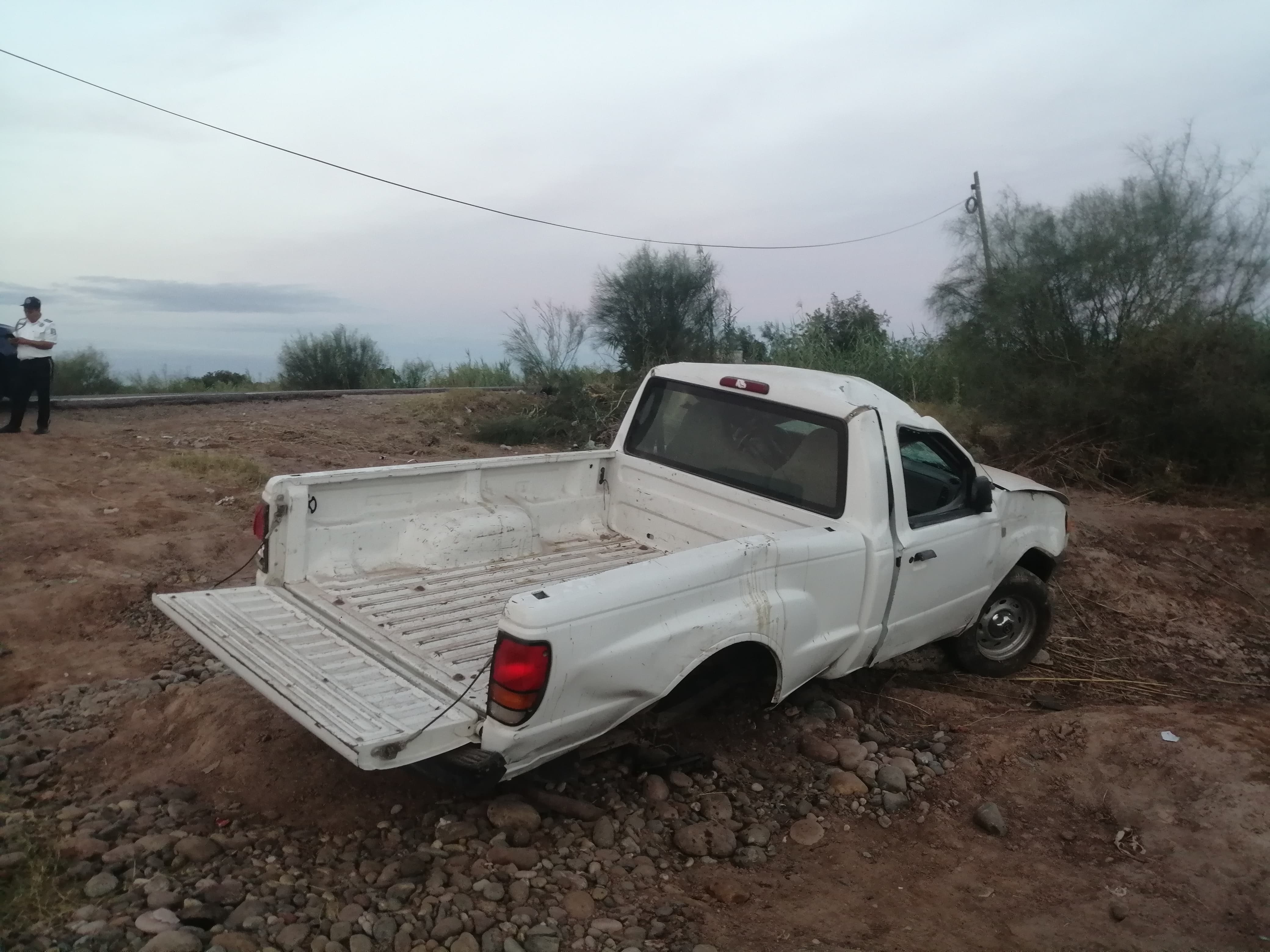 camioneta abandonada fuera de la carretera en Guasve
