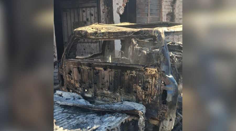 Una camioneta incendiada y baleada