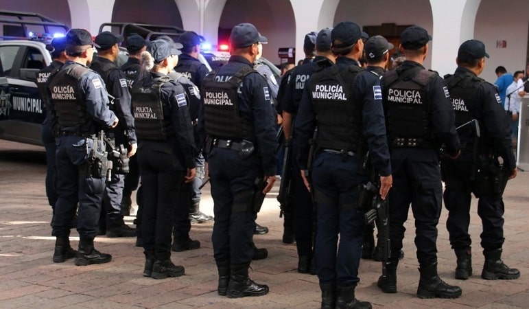 Policías municipales de Sinaloa de espaldas formados en fila