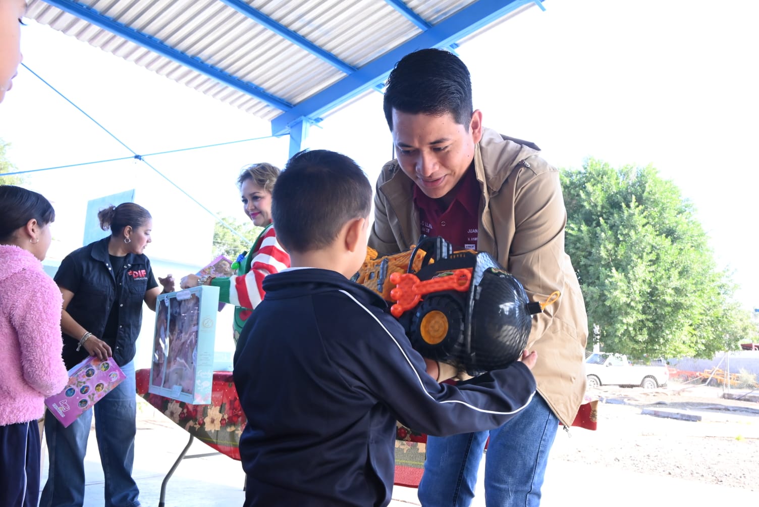 Caravana de Juguetes para los niños en Sinaloa