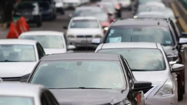 Carros en la calle estacionados