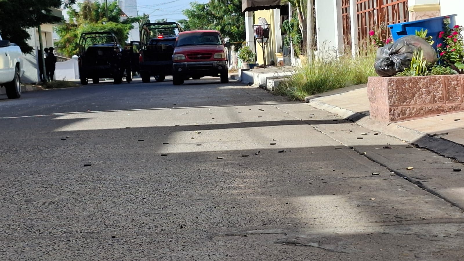 Casquillos sobre el pavimento tras ataque armado contra una vivienda en Culiacán
