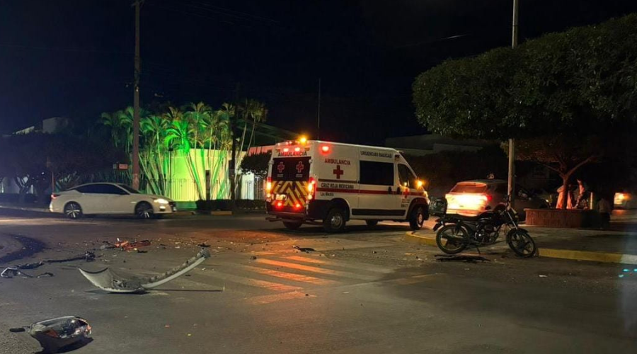 Dos vehículos chocan entre sí