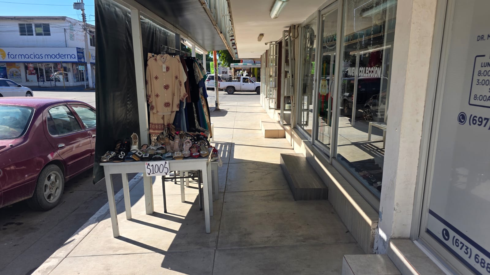 Ropa y productos exhibidos en una banqueta