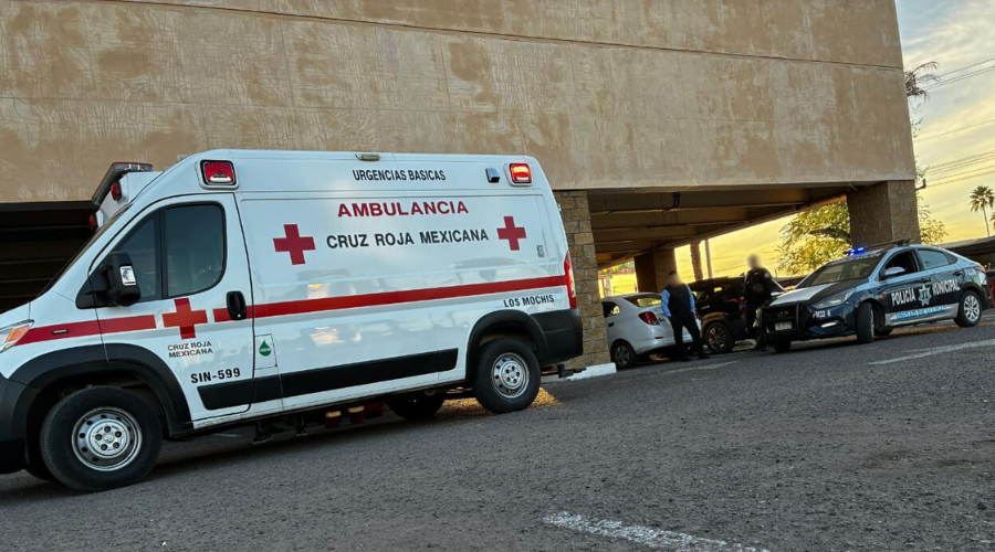 Policía y Cruz Roja responden al reporte del despojo de un vehículo en Los Mochis
