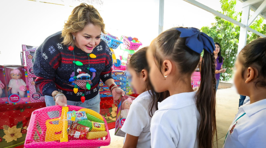 Eneyda Rocha Ruiz, presidenta de DIF Sinaloa, entrega regalos a niñas y niños de Mazatlán