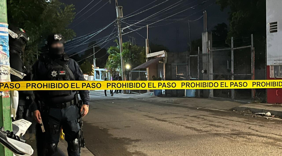 Elementos de la policía delimitaron la calle del ataque armado