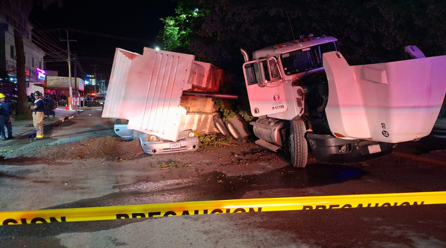 Paramédico de Cruz Roja Mexicana muere al caer sobre su vehículo la caja de un dompe 