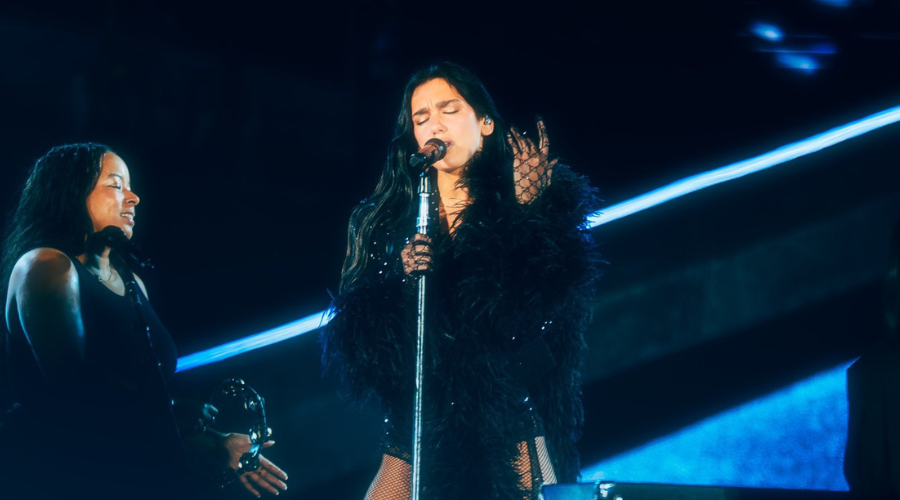 Dua Lipa cantando sobre el escenario