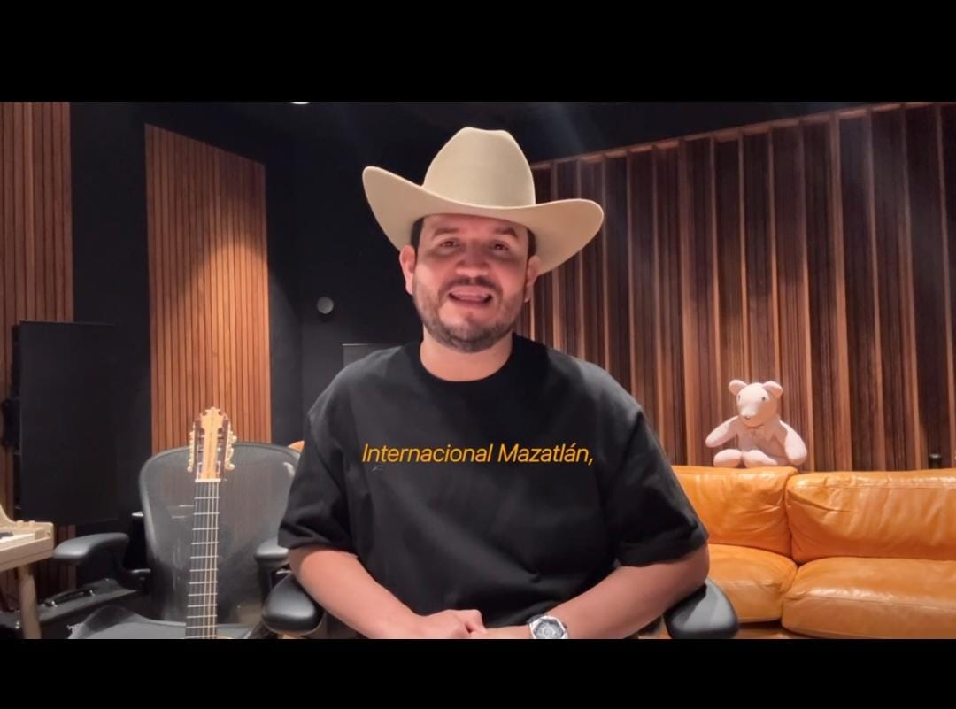 Cantante Edén Muñoz sentado
