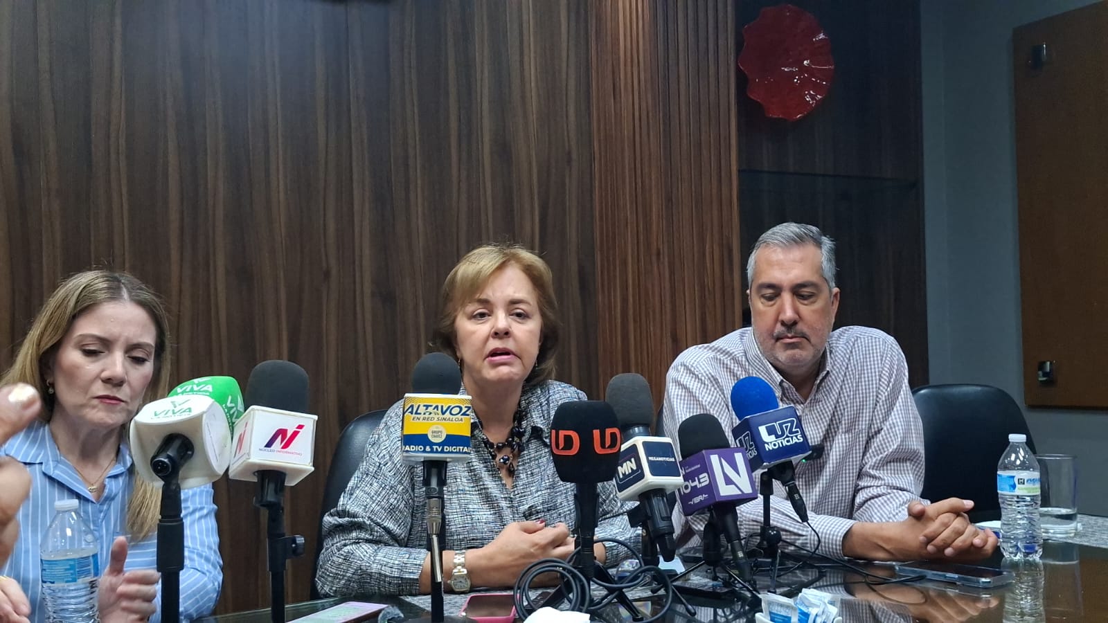 empresarios frente a micrófonos