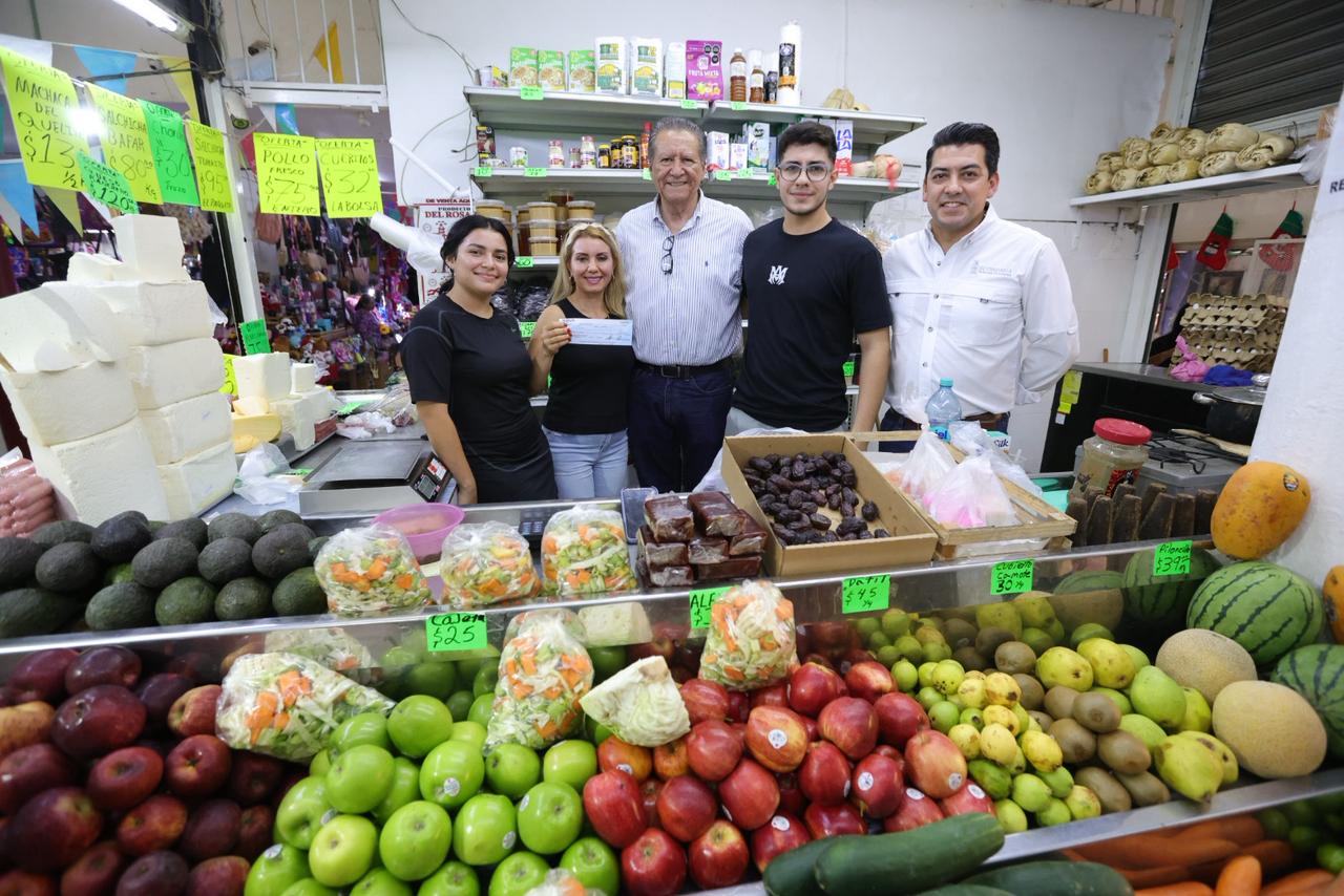 Feliciano Castro junto a comerciantes del Mercado Municipal de El Rosario