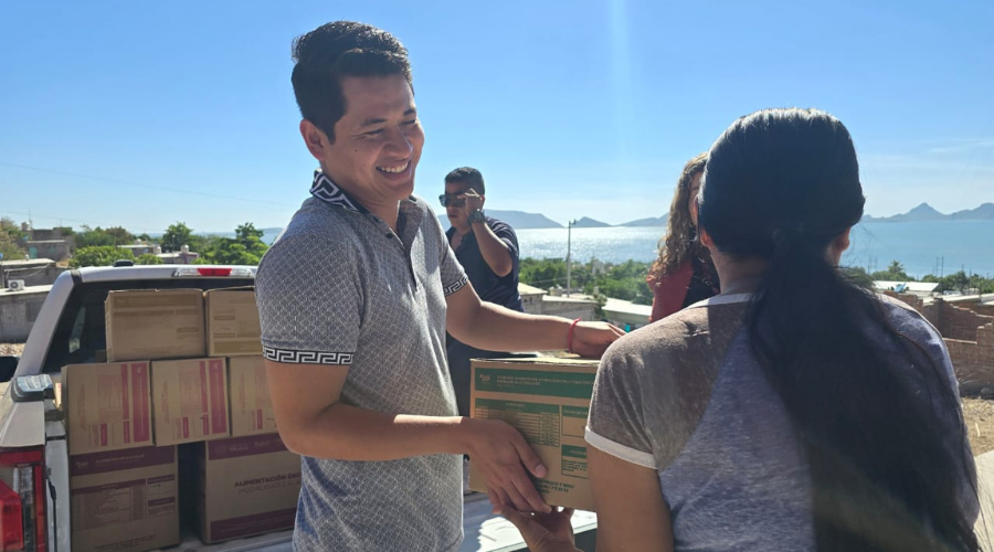 DIF de Juan José Ríos entrega apoyos alimentarios