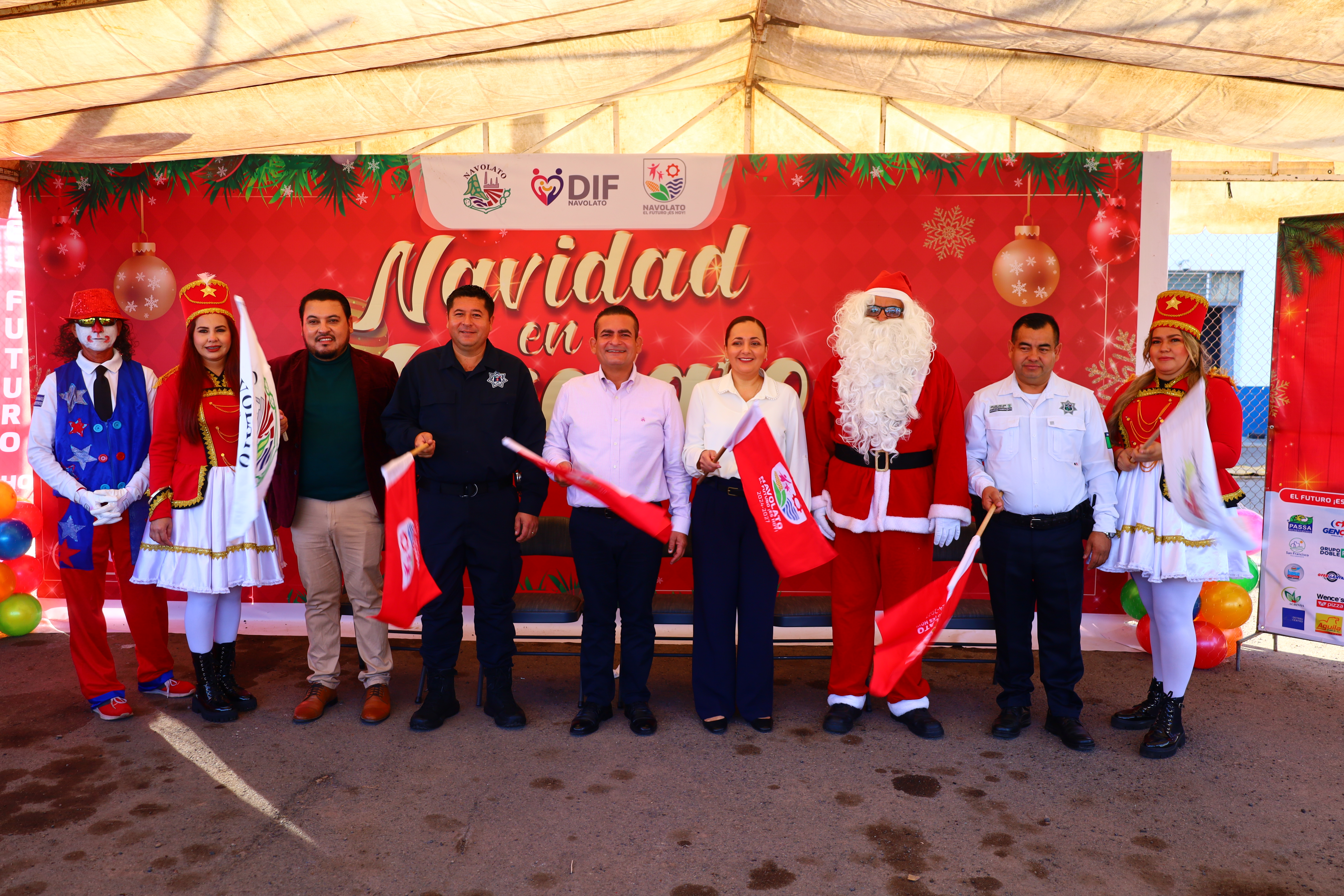 Alcalde entrega de juguetes a niños en Navolato
