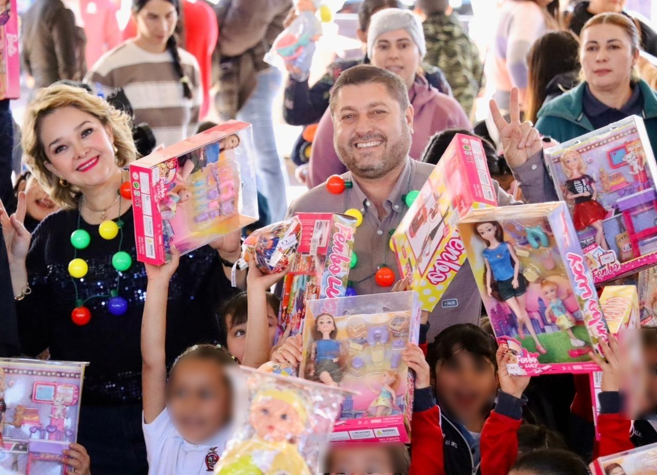 entrega de juguetes en Badiraguato