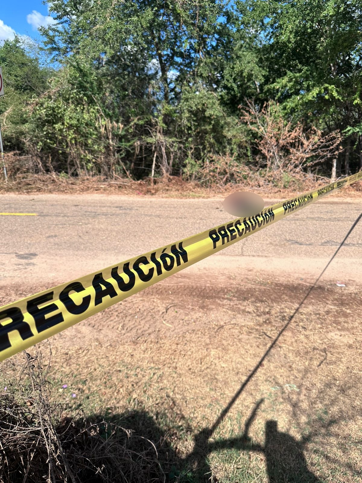 Cinta policial en un camino