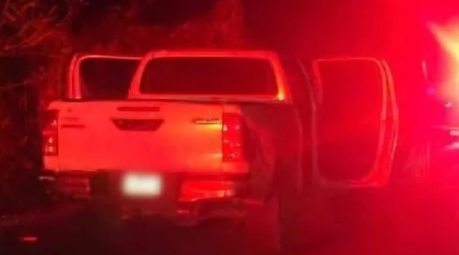 Localizan a dos hombres sin vida dentro de una camioneta.