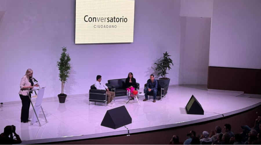 Agricultores participan en el conversatorio 