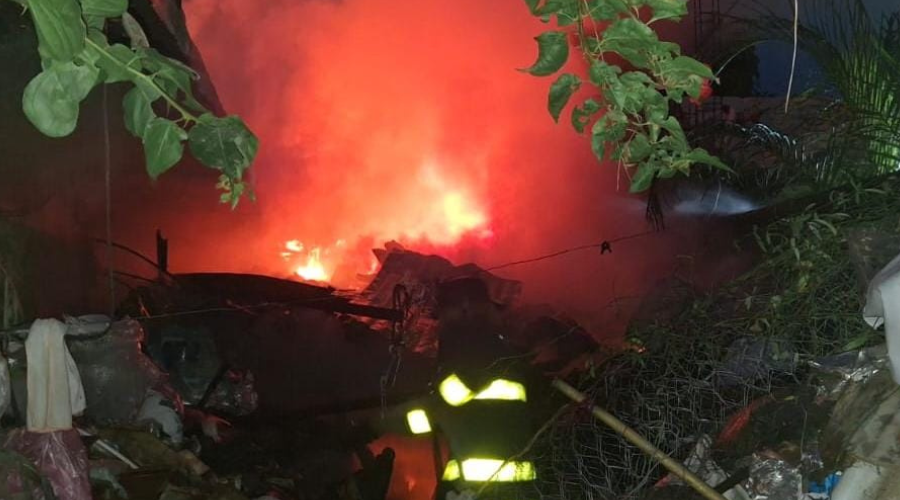 Incendio sobre una casa de madera