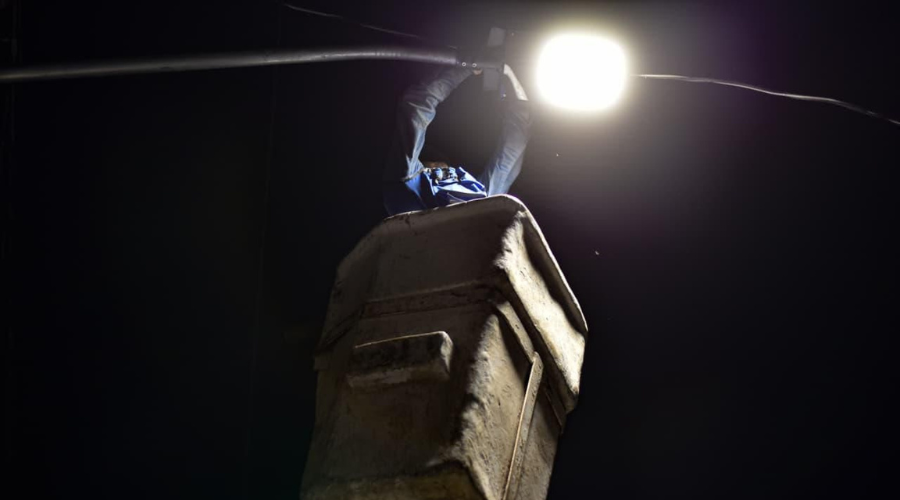 Instalación de luminarias en Los Mochis
