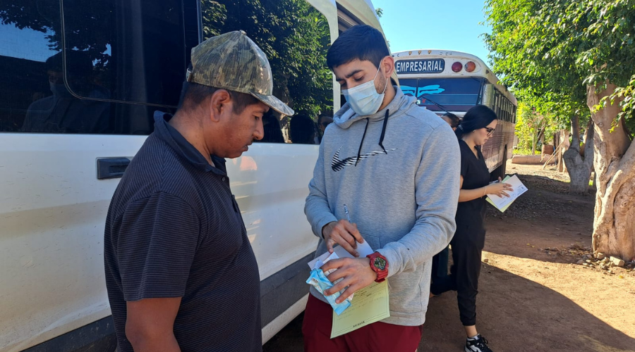 Arribo de jornaleros migrantes a campos agrícolas
