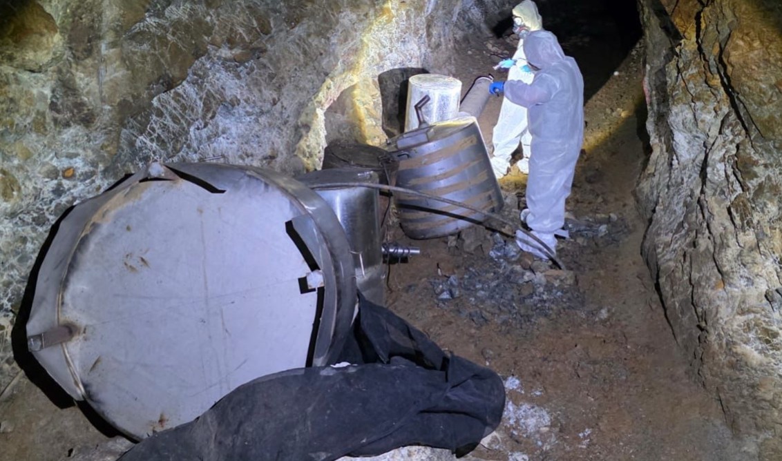Narcolaboratorio en una cueva en Sinaloa