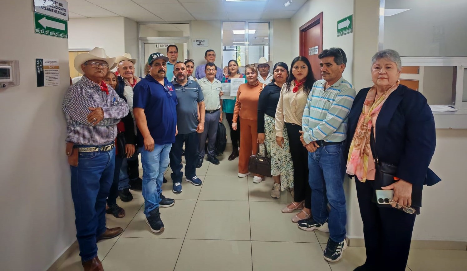 Personas de pie en un pasillo