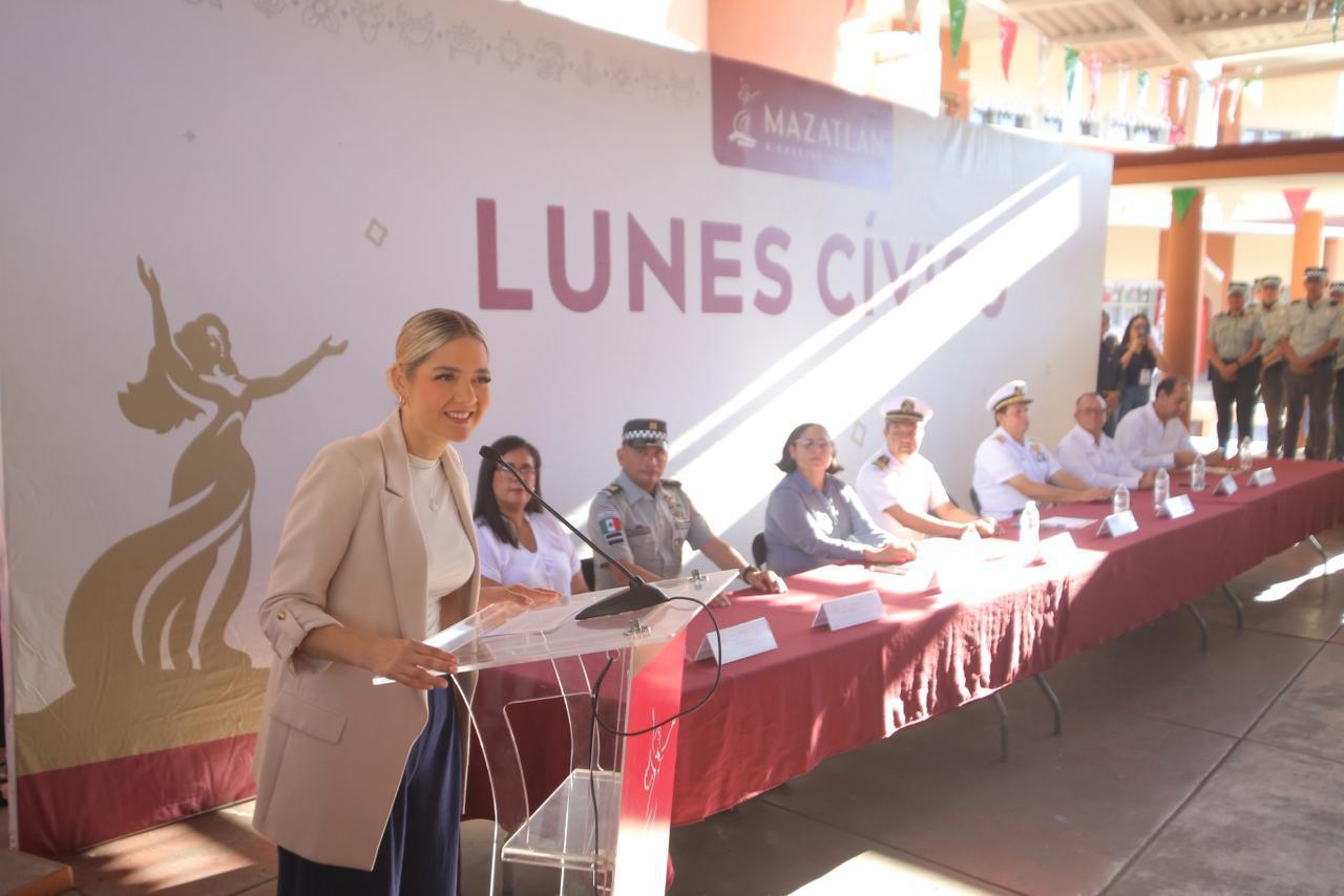 Estrella Palacios en lunes civico en escuela primaria