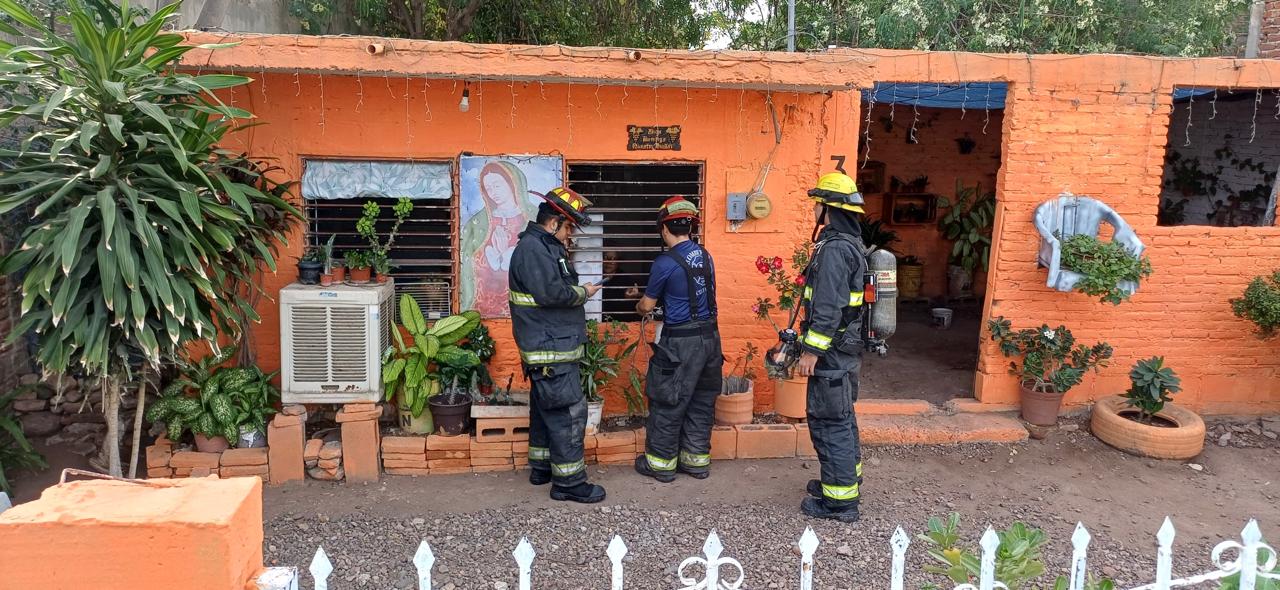Personal realizando mantenimiento a instalaciones de gas en una casa color durazno