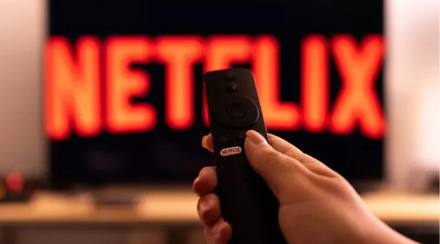 Pantalla de TV con control y la app de Netflix