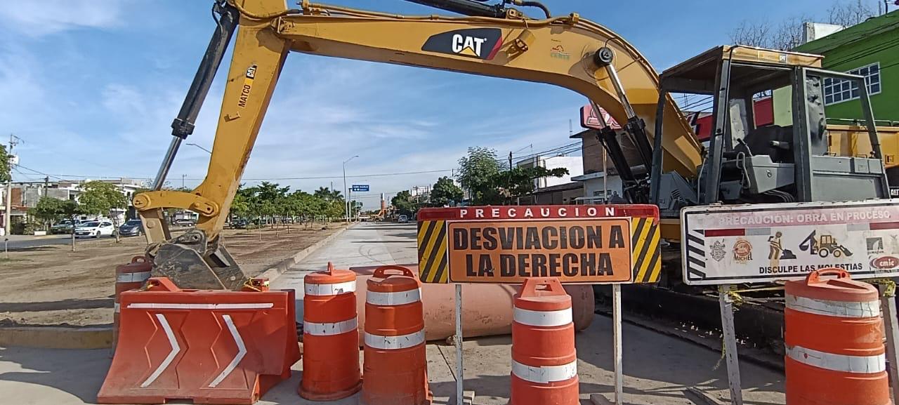 Maquinaria en calle donde se realizara pavimento en Mazatlán
