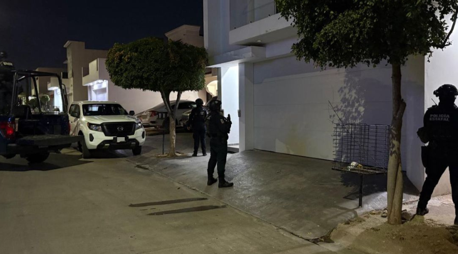 Agentes de policía aseguran una vivienda