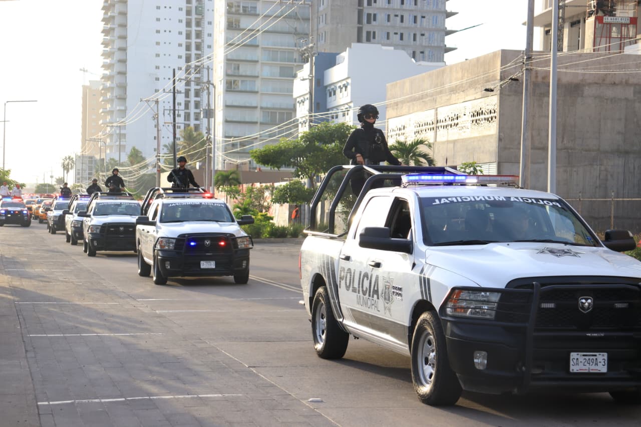 Elementos policiacos a bordo de patrullas recorriendo la ciudad