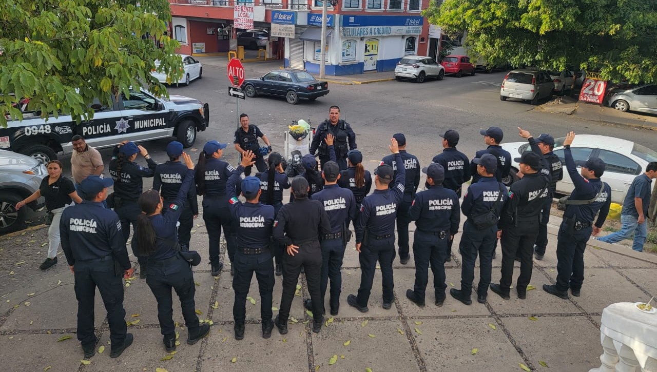 Elementos policiacos en una plaza
